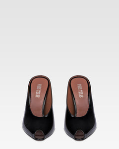 Sabots in black patent leather.