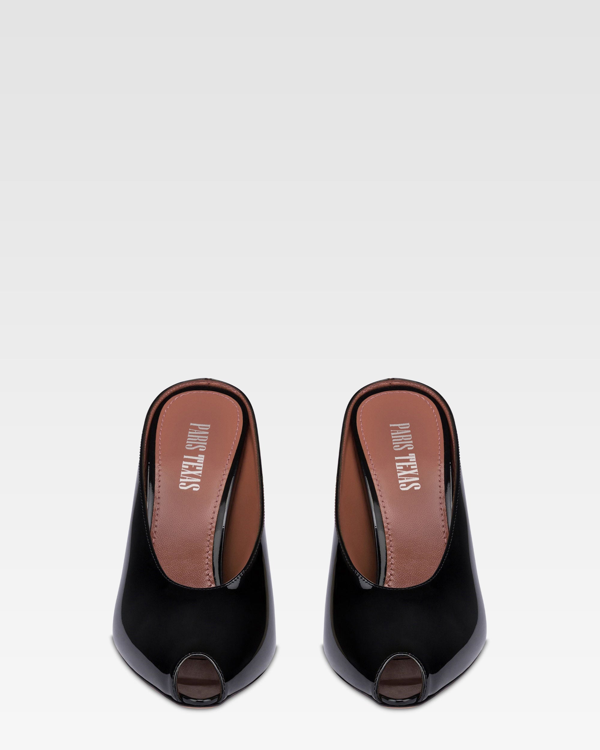 Sabots in black patent leather.