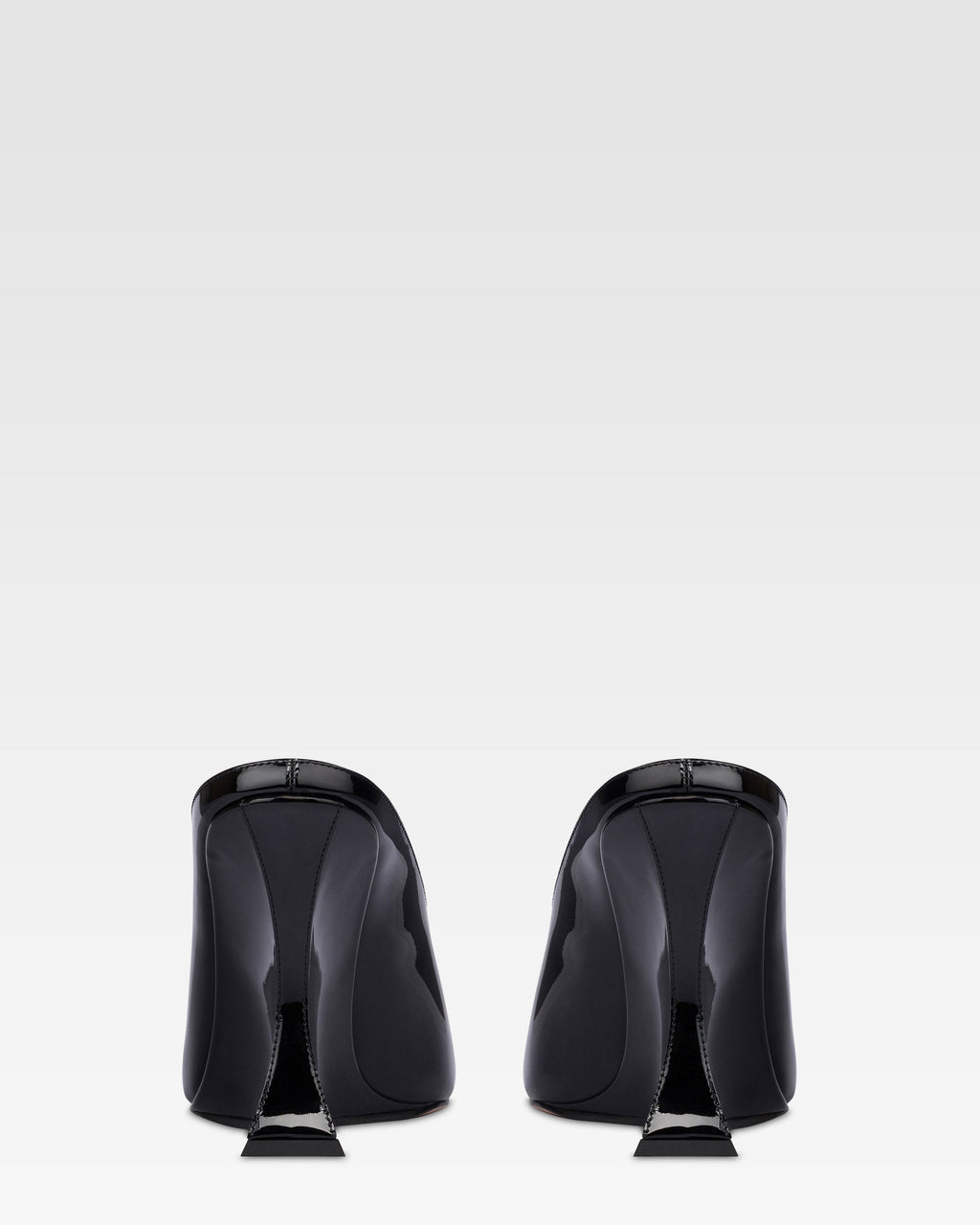 Sabots in black patent leather.