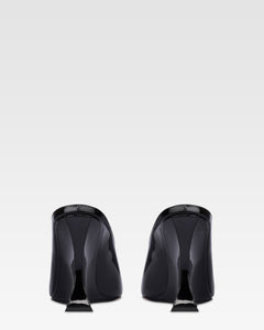 Sabots in black patent leather.