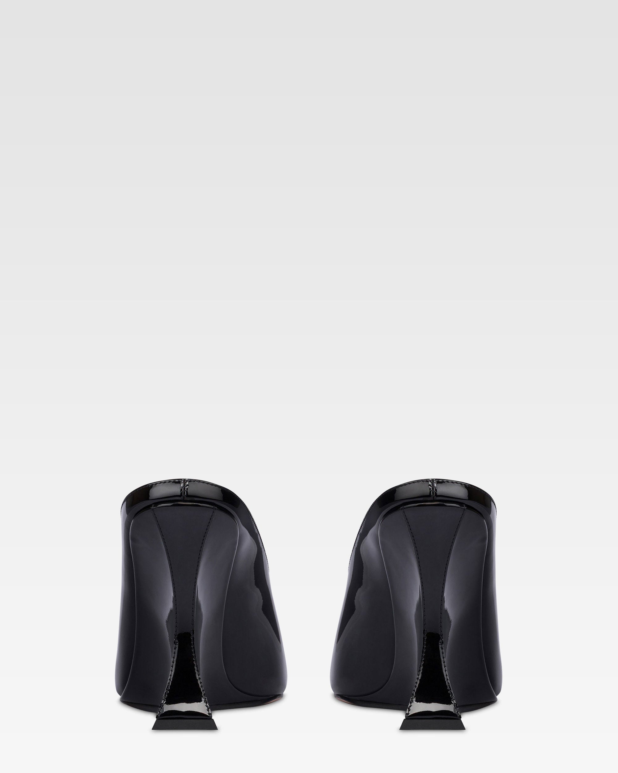 Sabots in black patent leather.