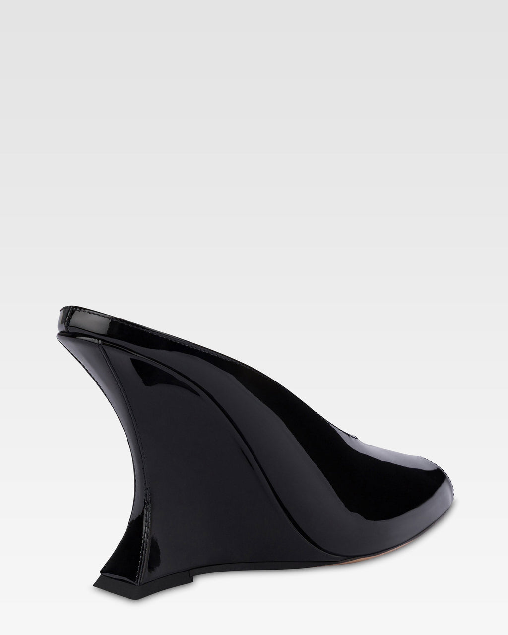 Sabots in black patent leather.