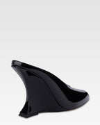 Sabots in black patent leather.