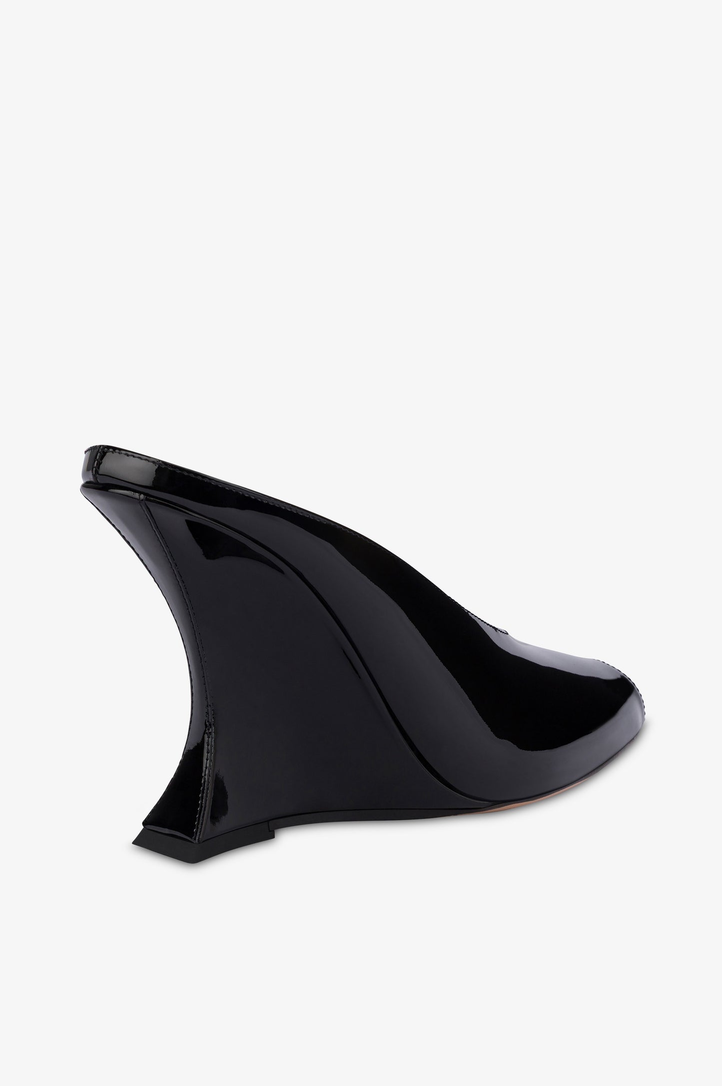 Sabots in black patent leather.