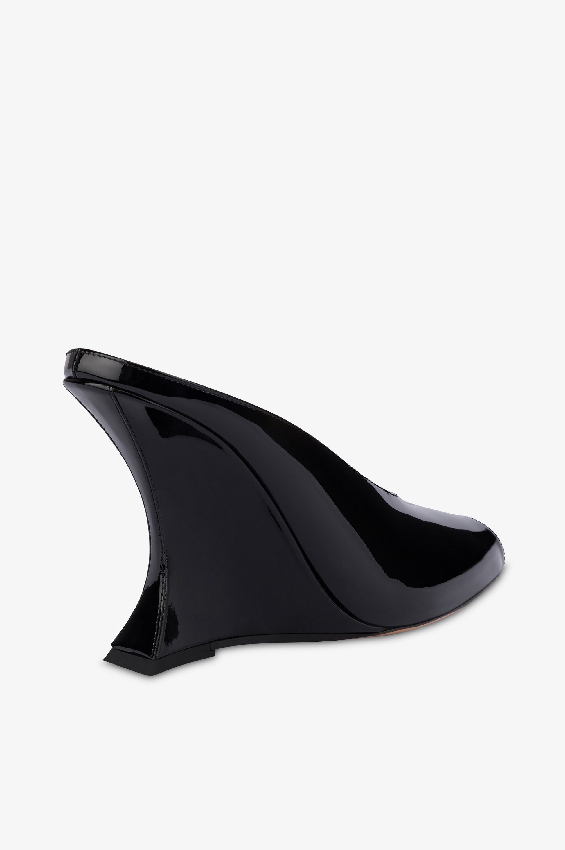 Sabots in black patent leather.