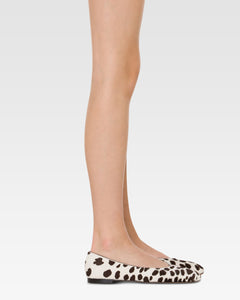 Bailarinas de piel con estampado de vaca en blanco y marron oscuro