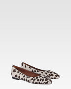Bailarinas de piel con estampado de vaca en blanco y marron oscuro