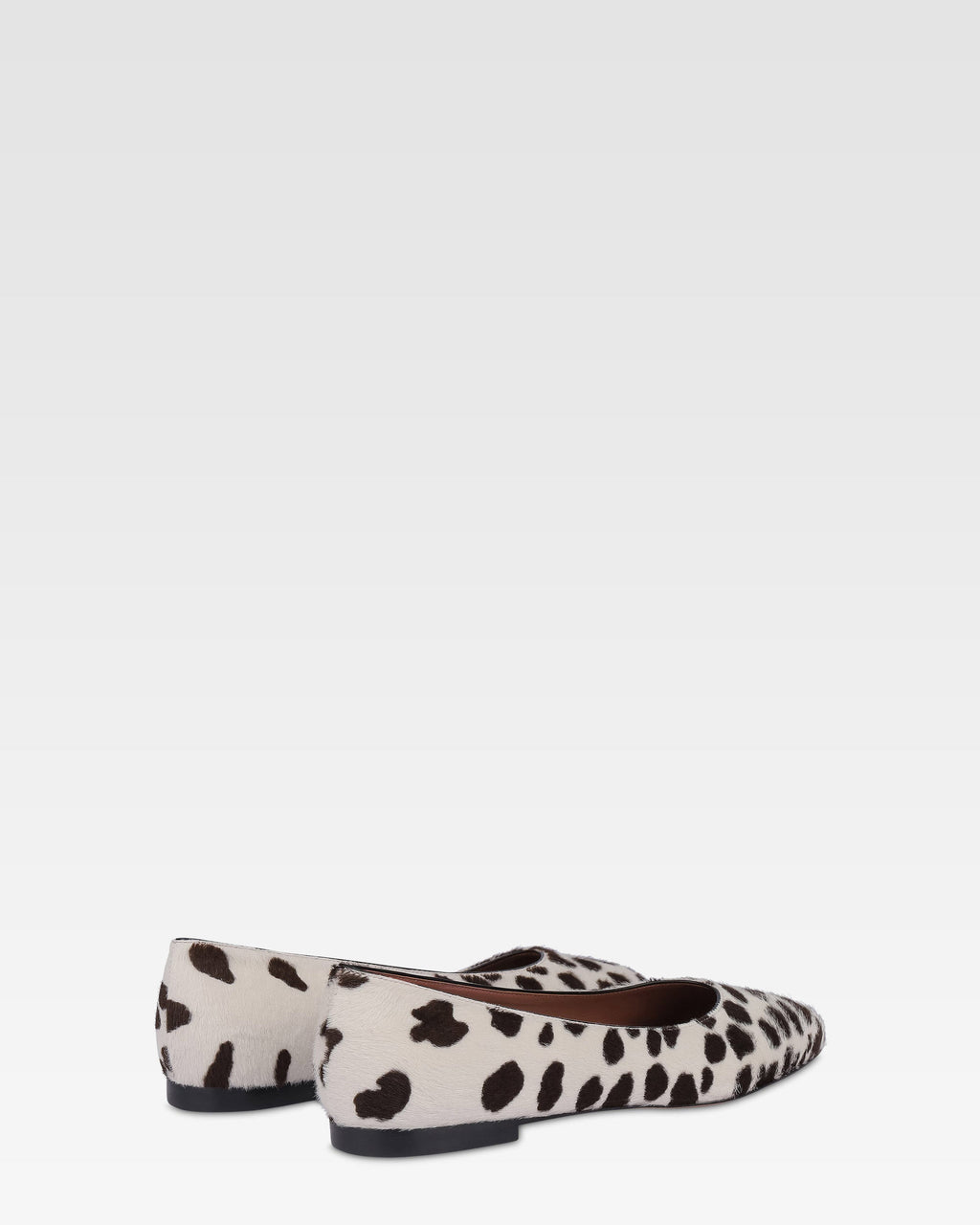 Bailarinas de piel con estampado de vaca en blanco y marron oscuro