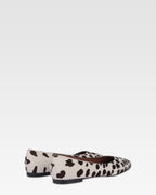 Bailarinas de piel con estampado de vaca en blanco y marron oscuro