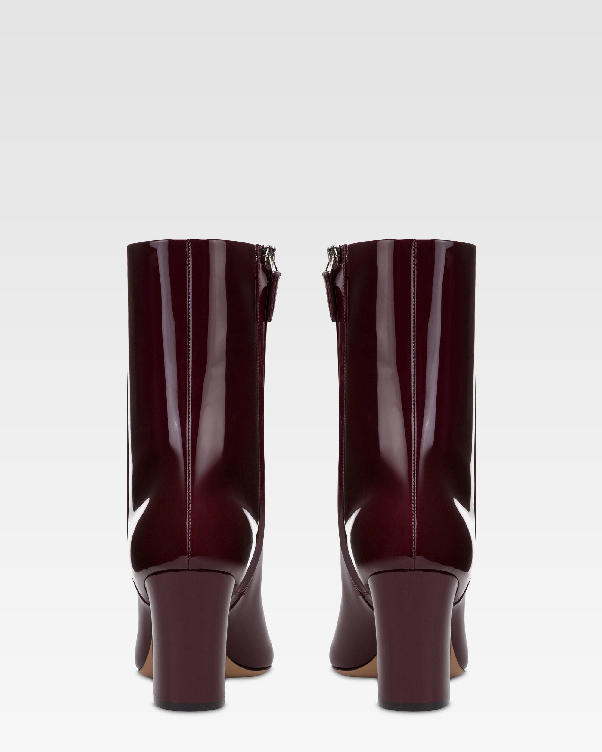 Stiefeletten aus Lackleder in der Farbe Rouge Noir.