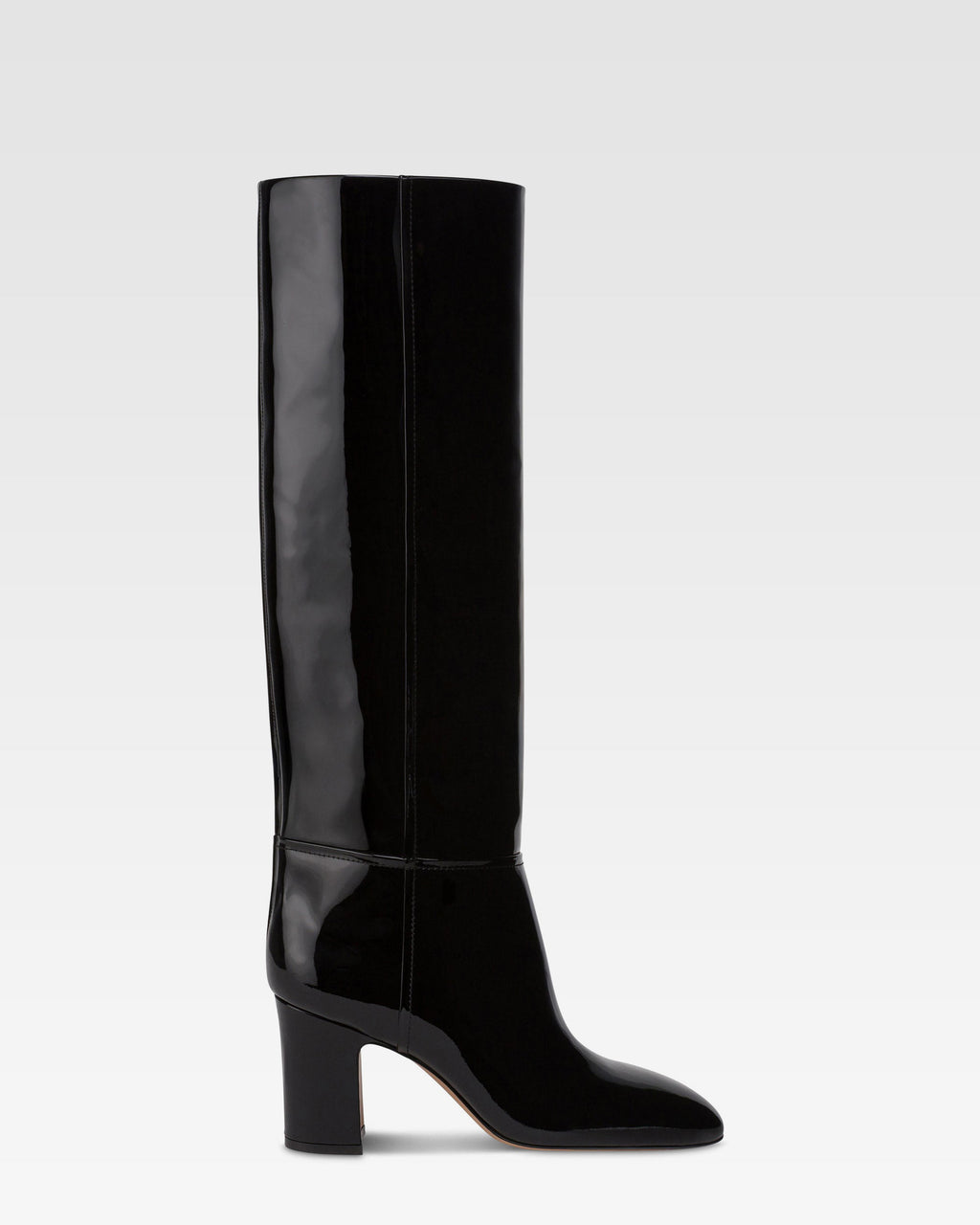 Botas de charol de color negro.