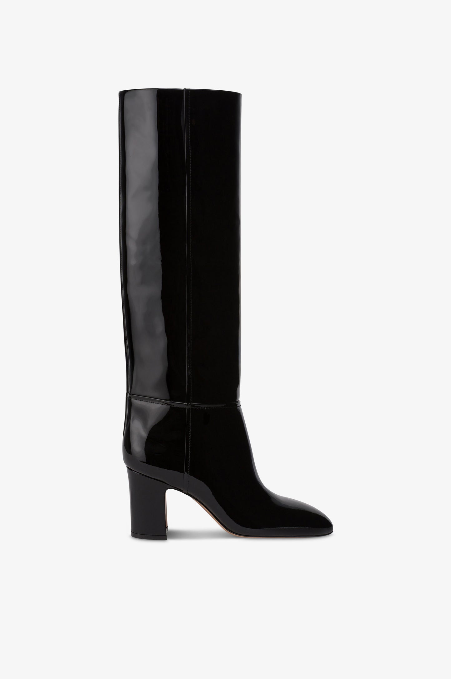 Boots in black patent leather.
