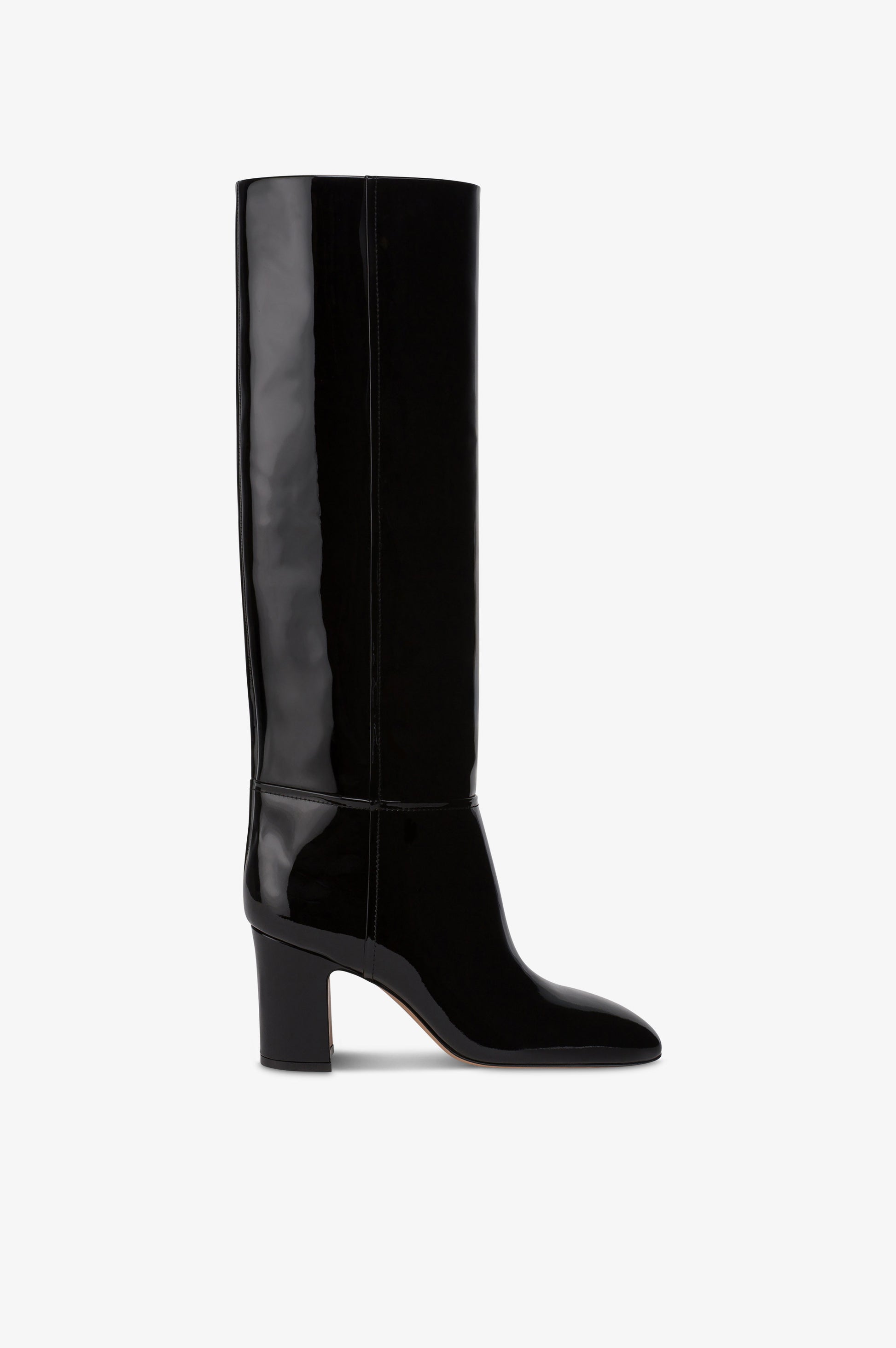 Boots in black patent leather.