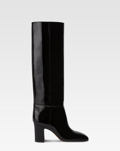 Botas de charol de color negro.