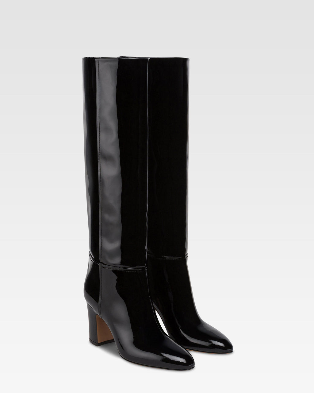 Botas de charol de color negro.