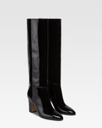 Botas de charol de color negro.