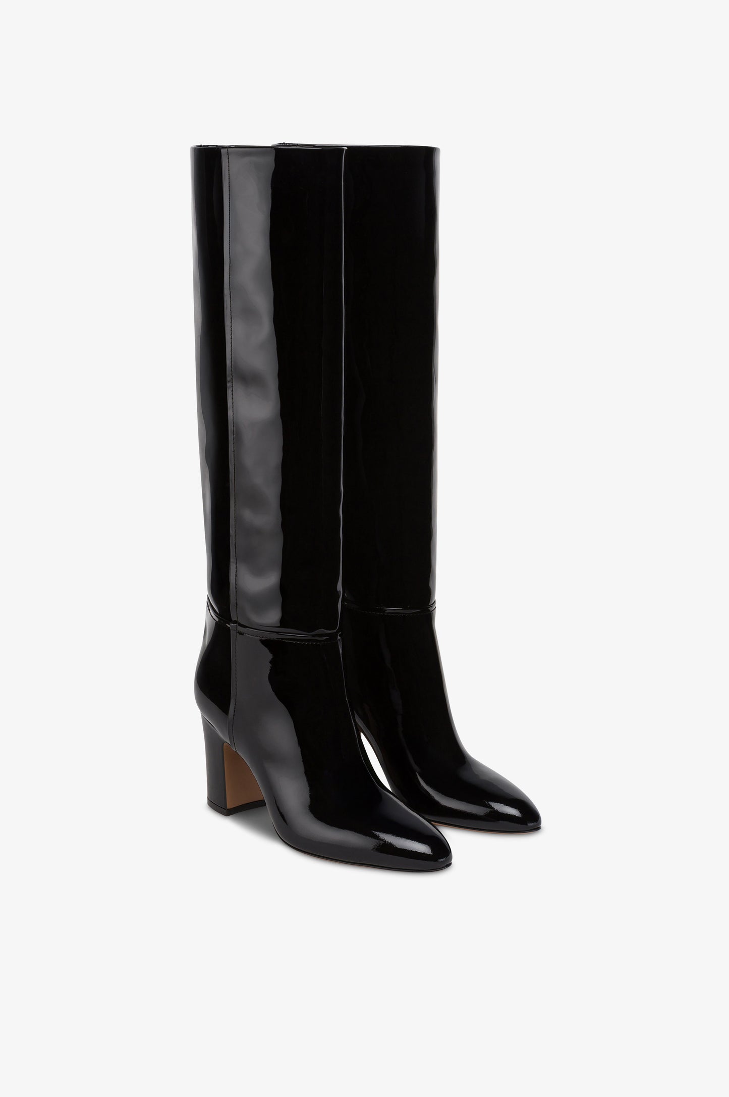 Boots in black patent leather.