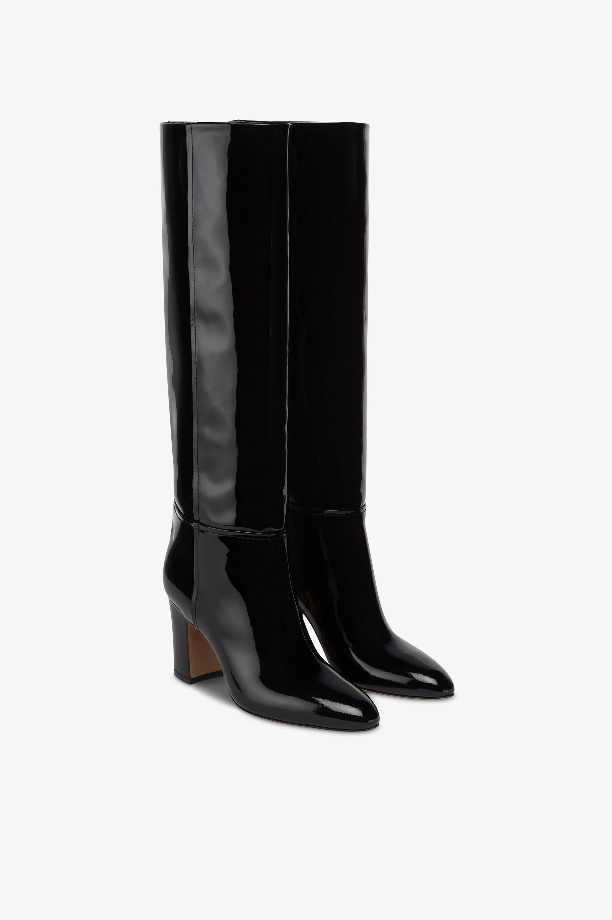 Boots in black patent leather.