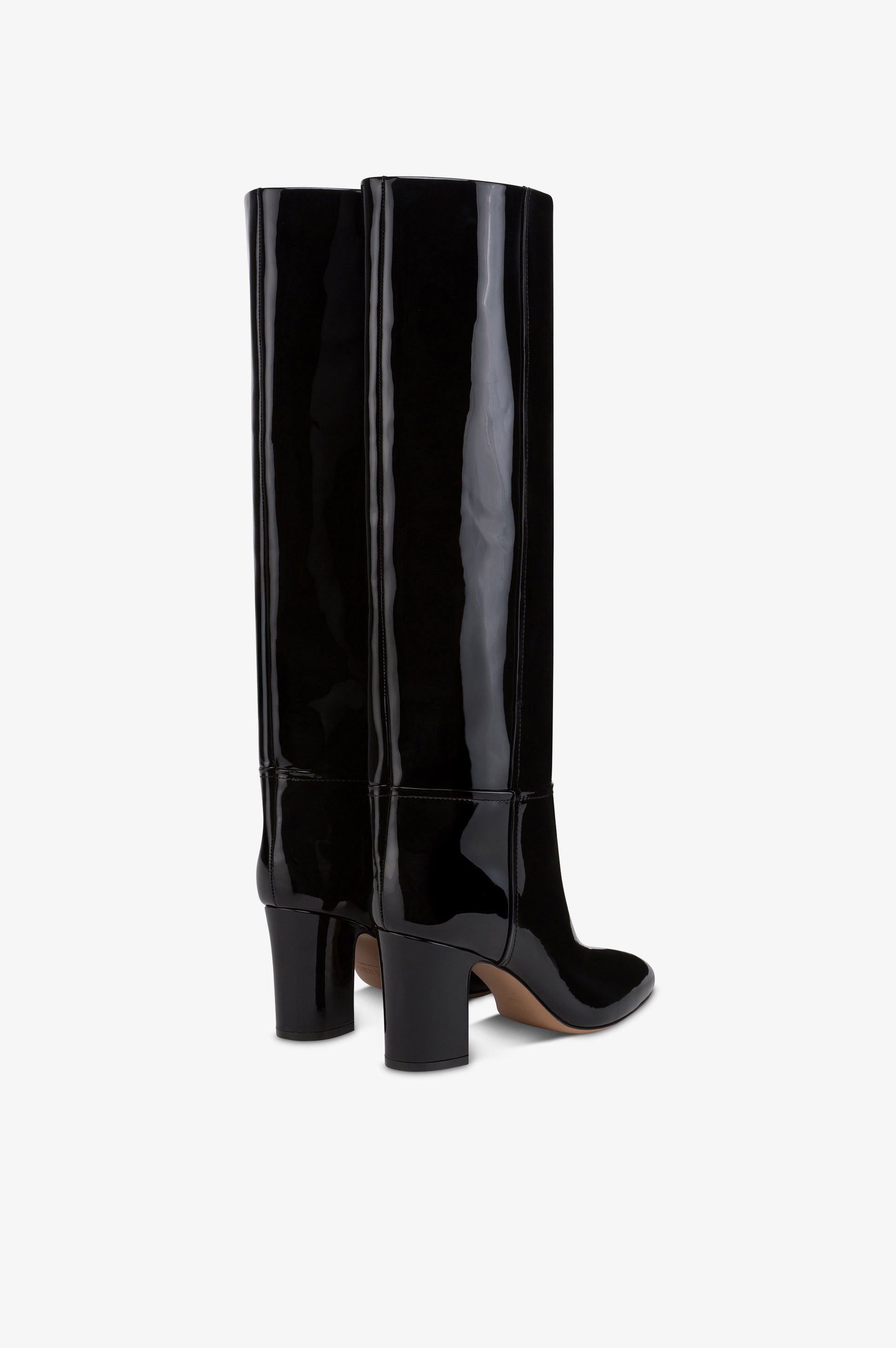Boots in black patent leather.