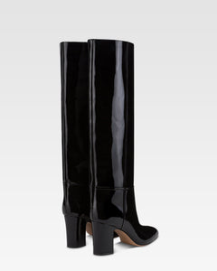 Botas de charol de color negro.