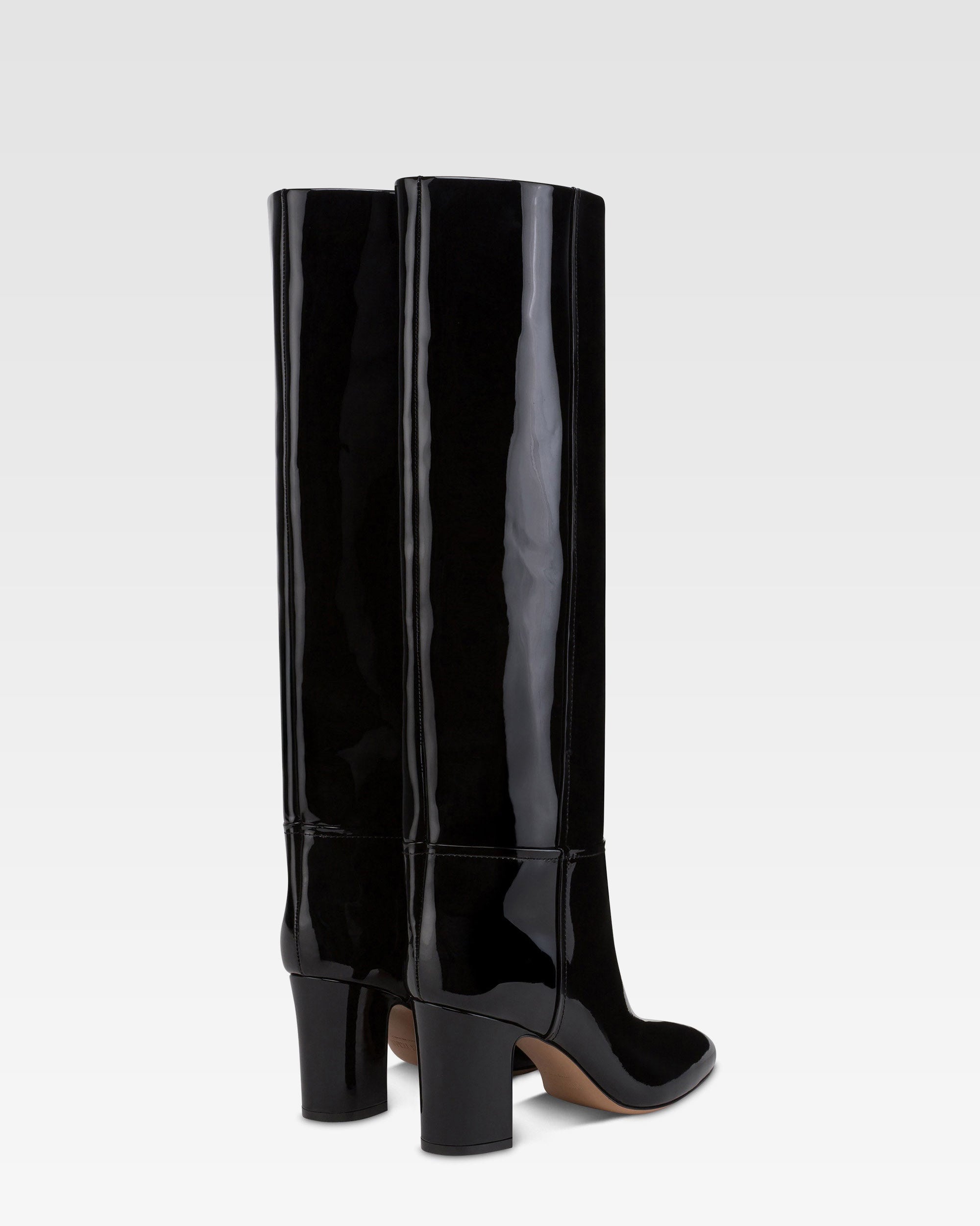 Botas de charol de color negro.