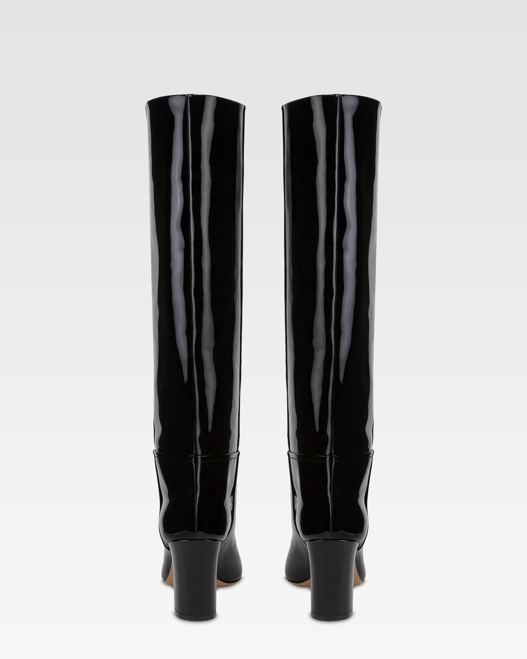 Botas de charol de color negro.