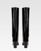 Botas de charol de color negro.