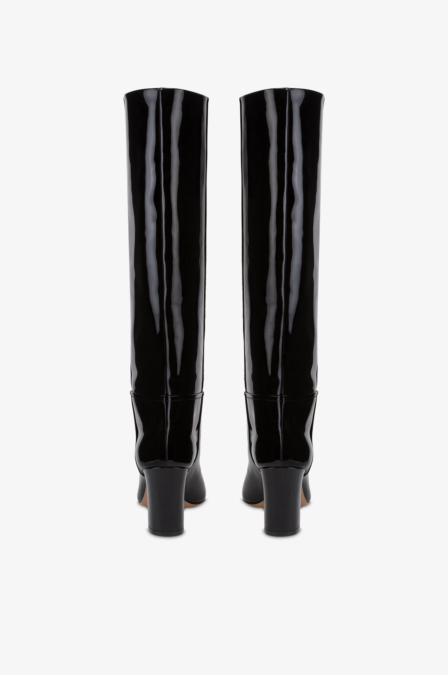 Boots in black patent leather.