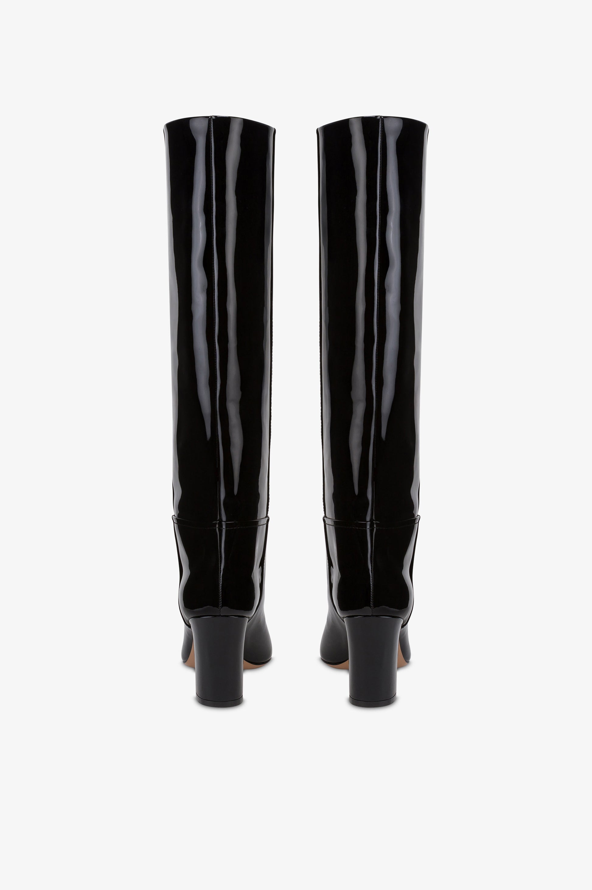 Boots in black patent leather.
