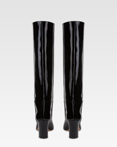 Botas de charol de color negro.