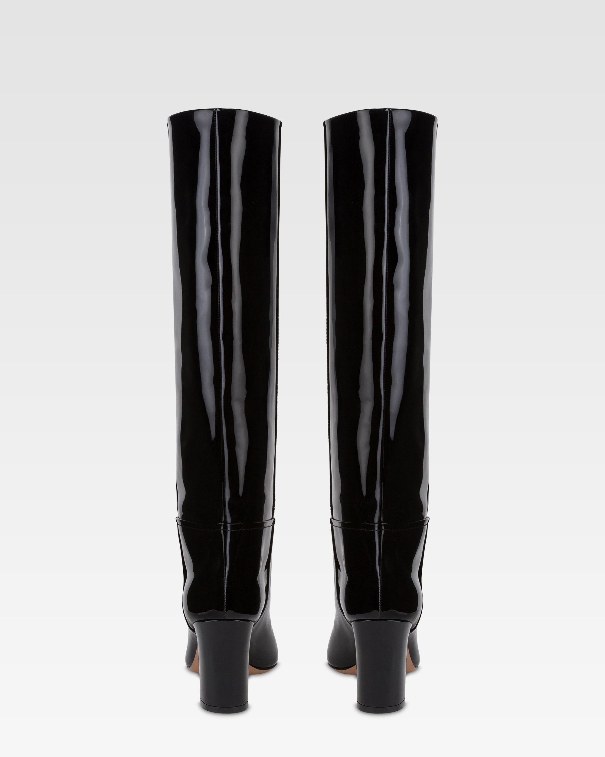 Botas de charol de color negro.