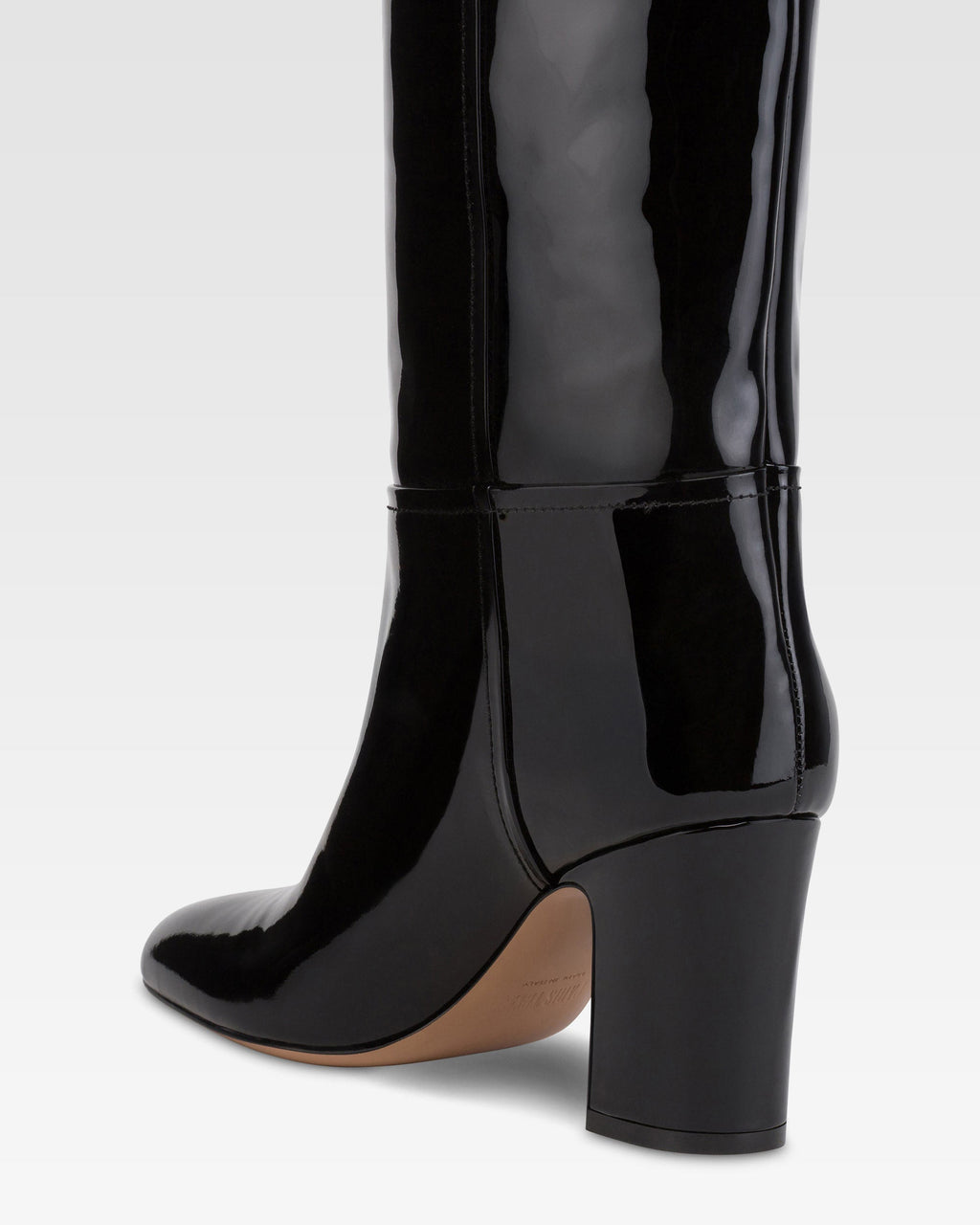 Botas de charol de color negro.