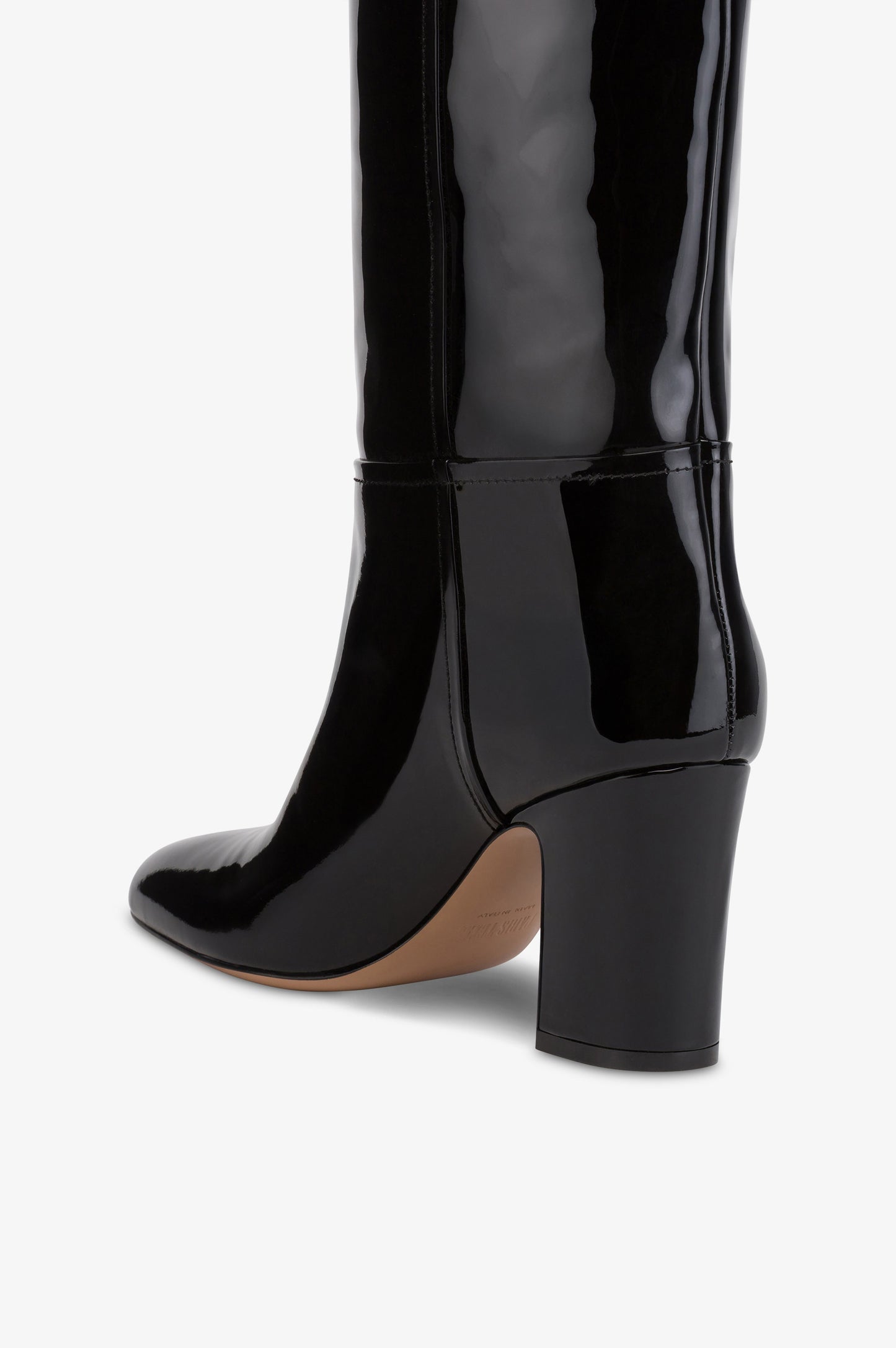 Boots in black patent leather.