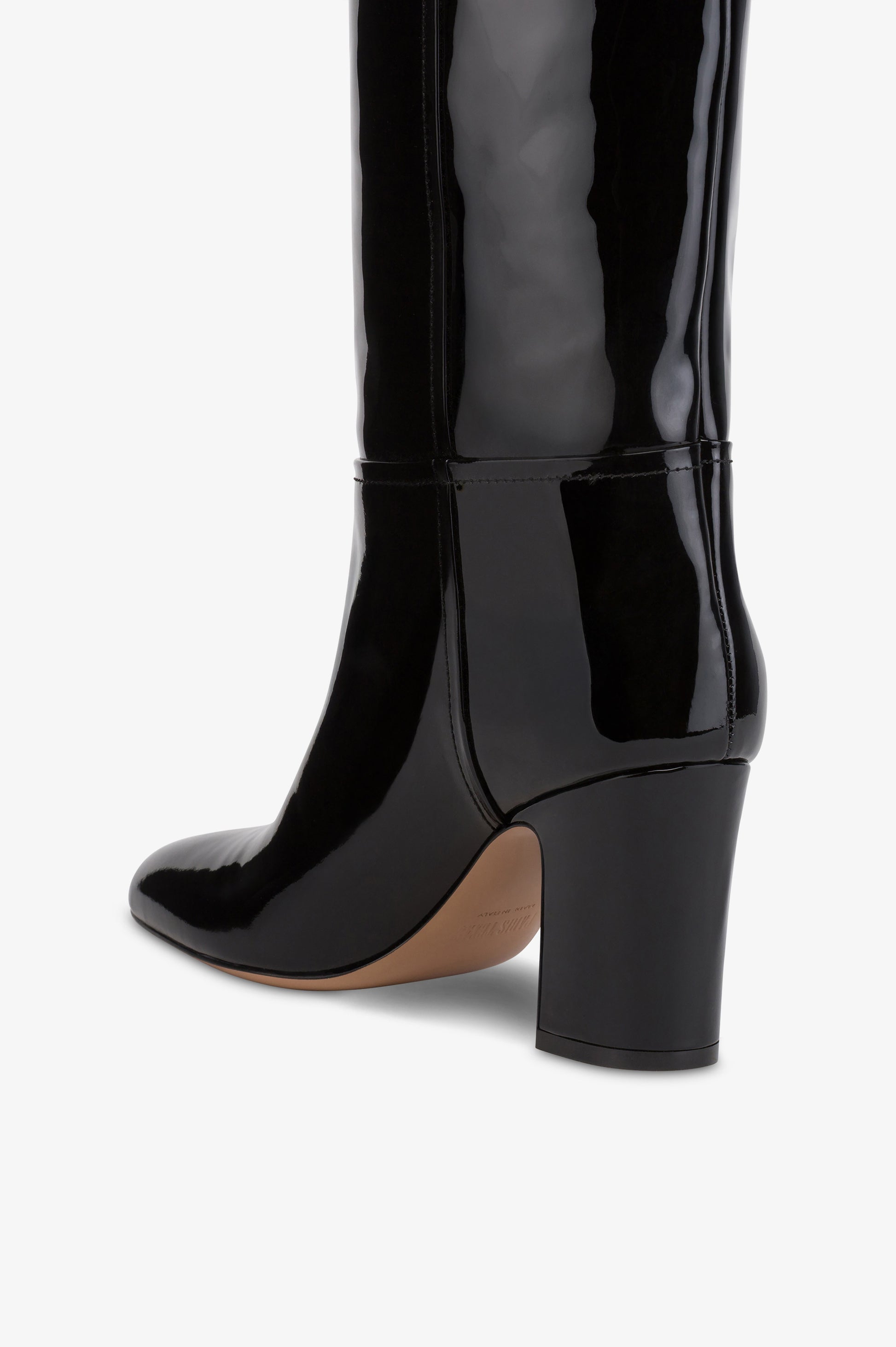 Boots in black patent leather.