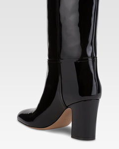 Botas de charol de color negro.