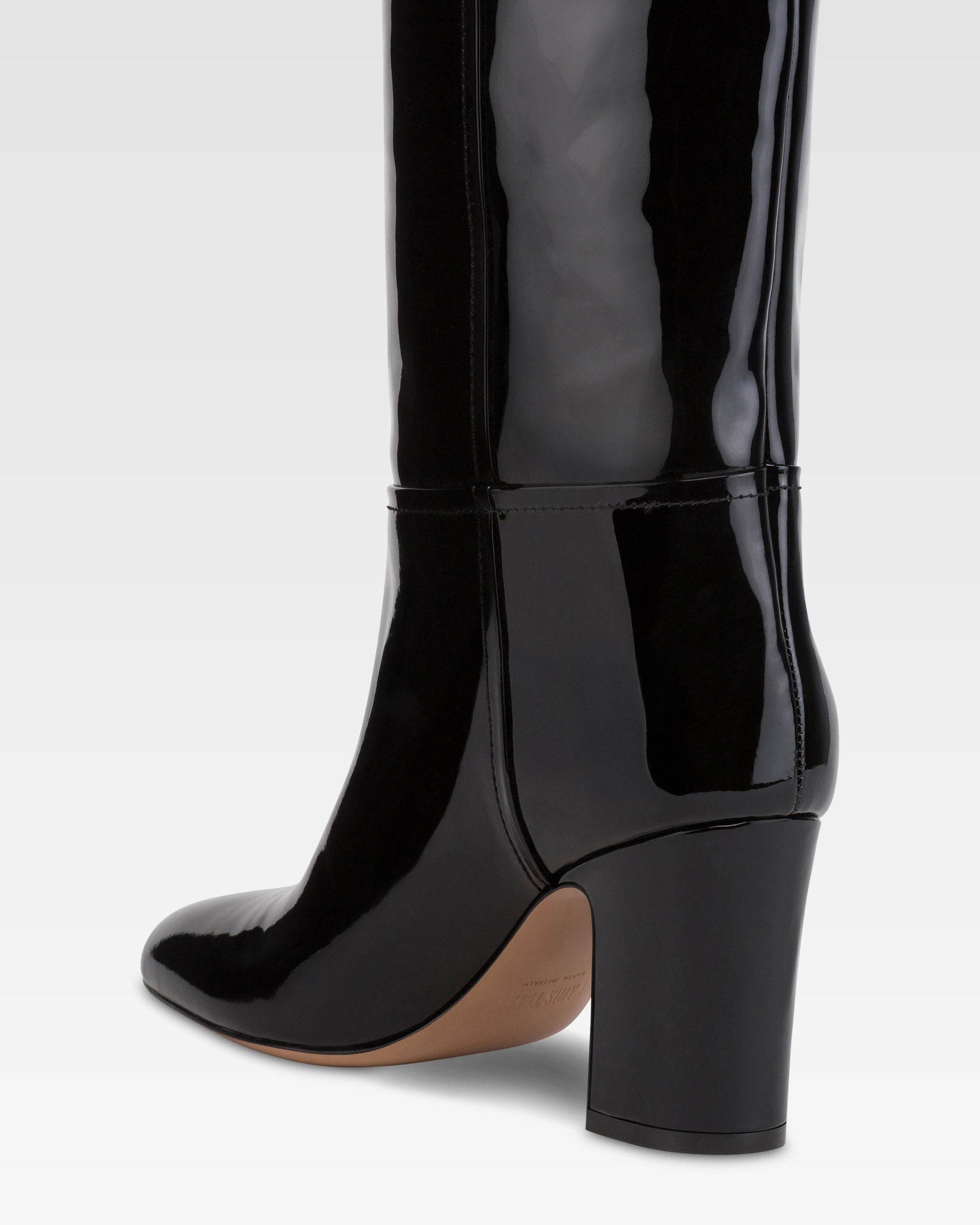 Botas de charol de color negro.