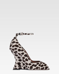 Zapatos de tacon de piel impresa estilo vaca en blanco y marron oscuro — Blanco/Marron oscuro