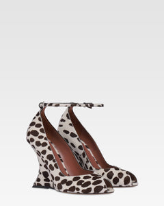 Zapatos de tacon de piel impresa estilo vaca en blanco y marron oscuro