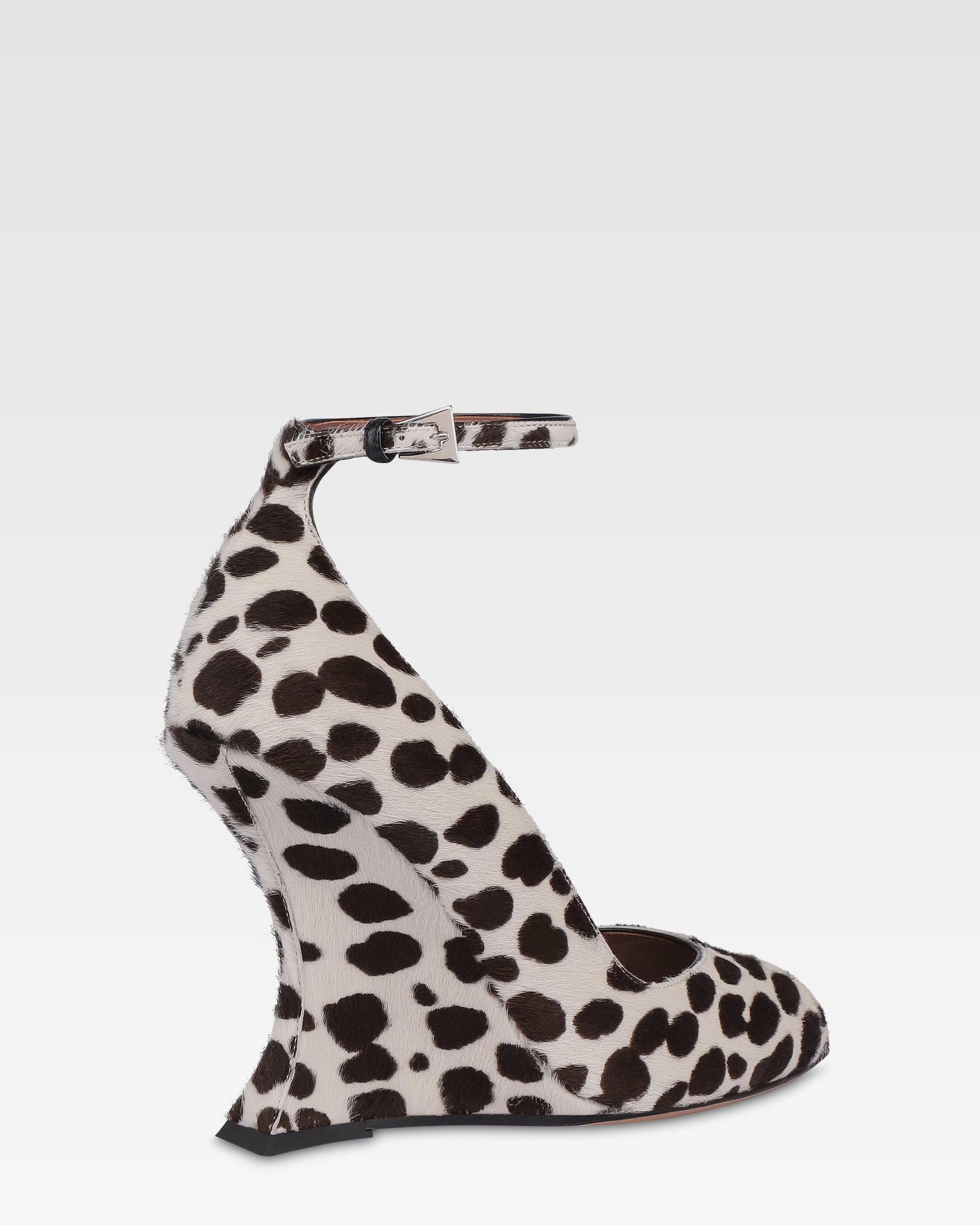 Zapatos de tacon de piel impresa estilo vaca en blanco y marron oscuro