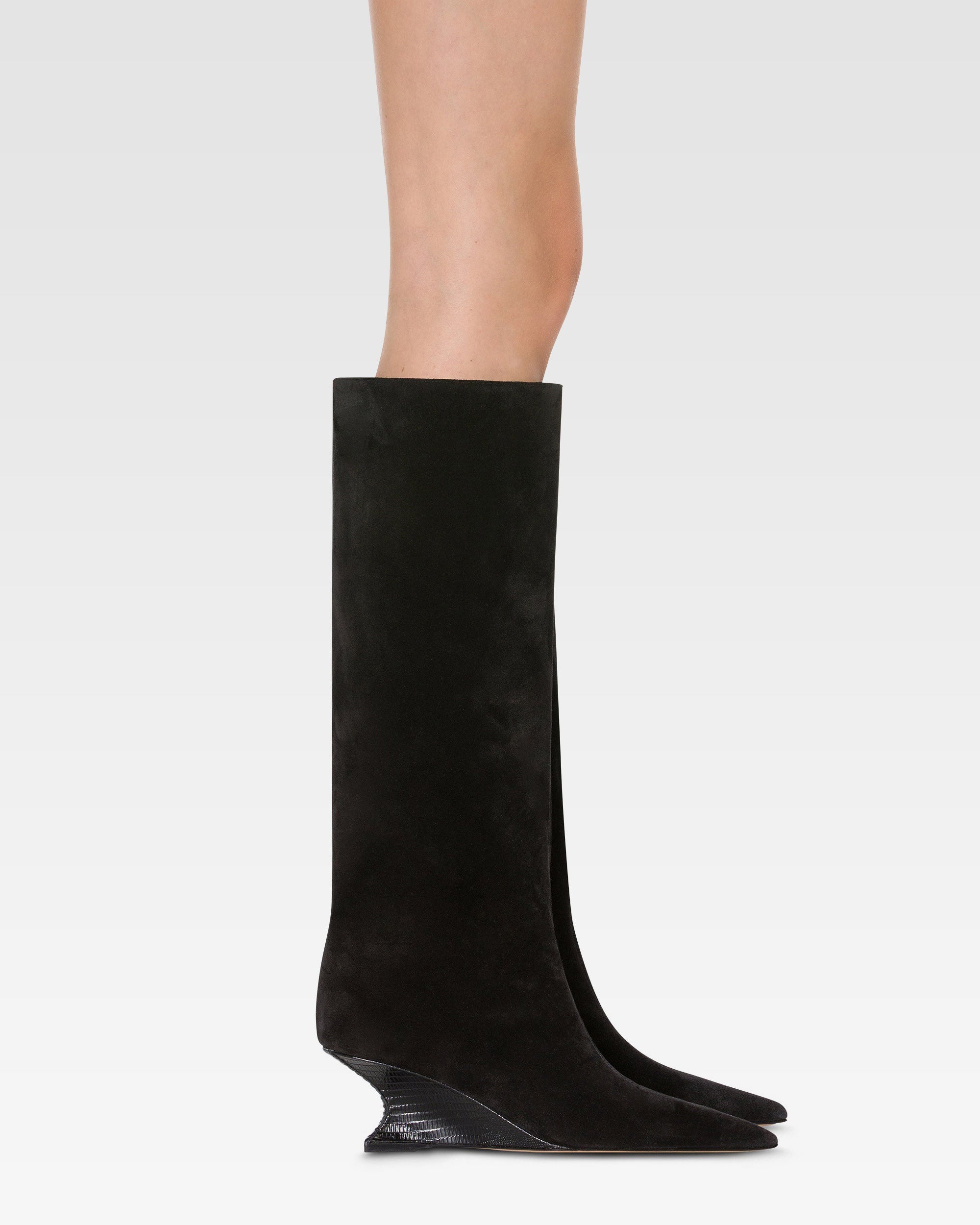 Stiefel aus schwarzem Kalbsveloursleder mit Lederabsatz mit Echsen-Print