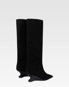 Botas en ante de becerro color negro con tacon de piel de lagarto