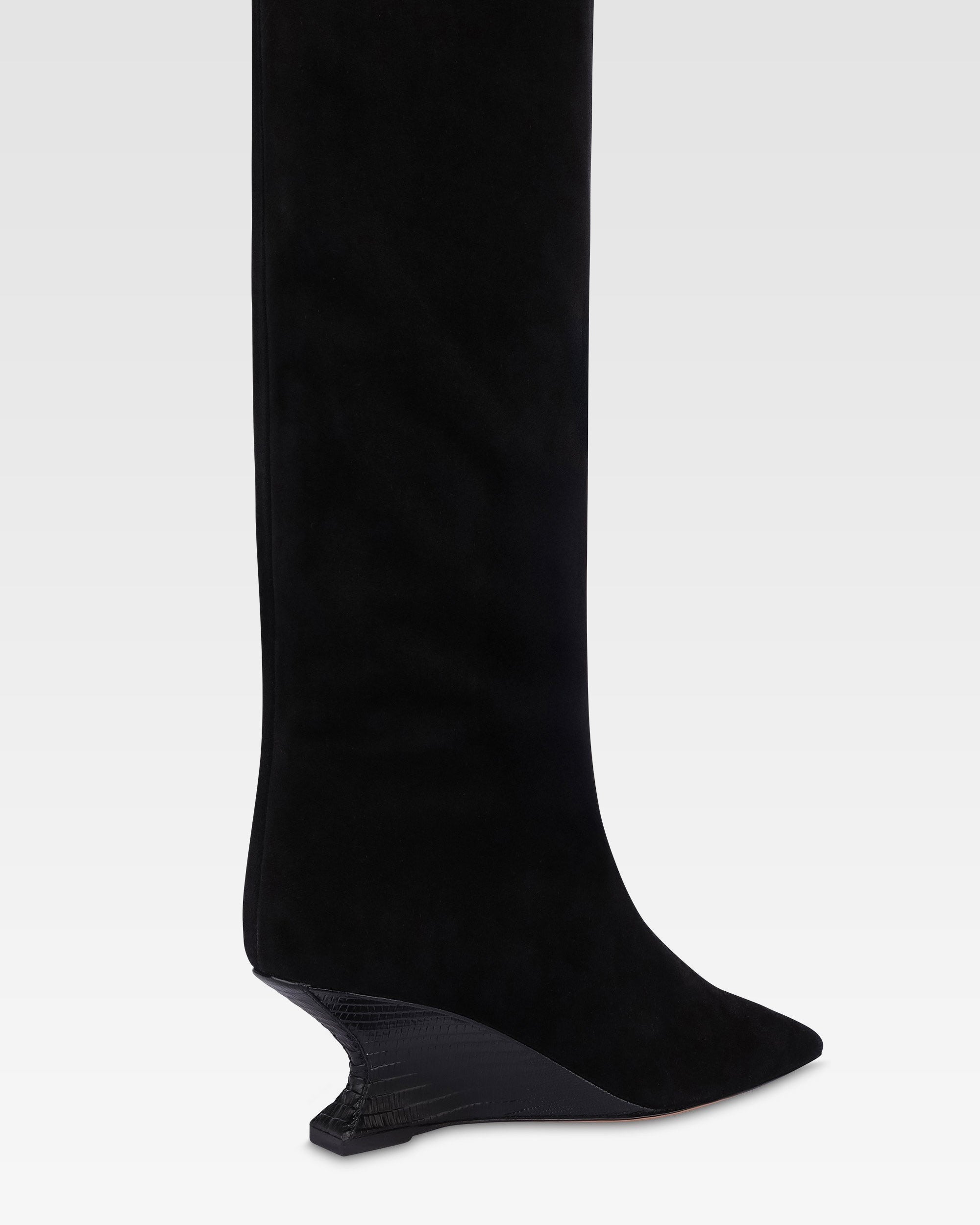 Stiefel aus schwarzem Kalbsveloursleder mit Lederabsatz mit Echsen-Print