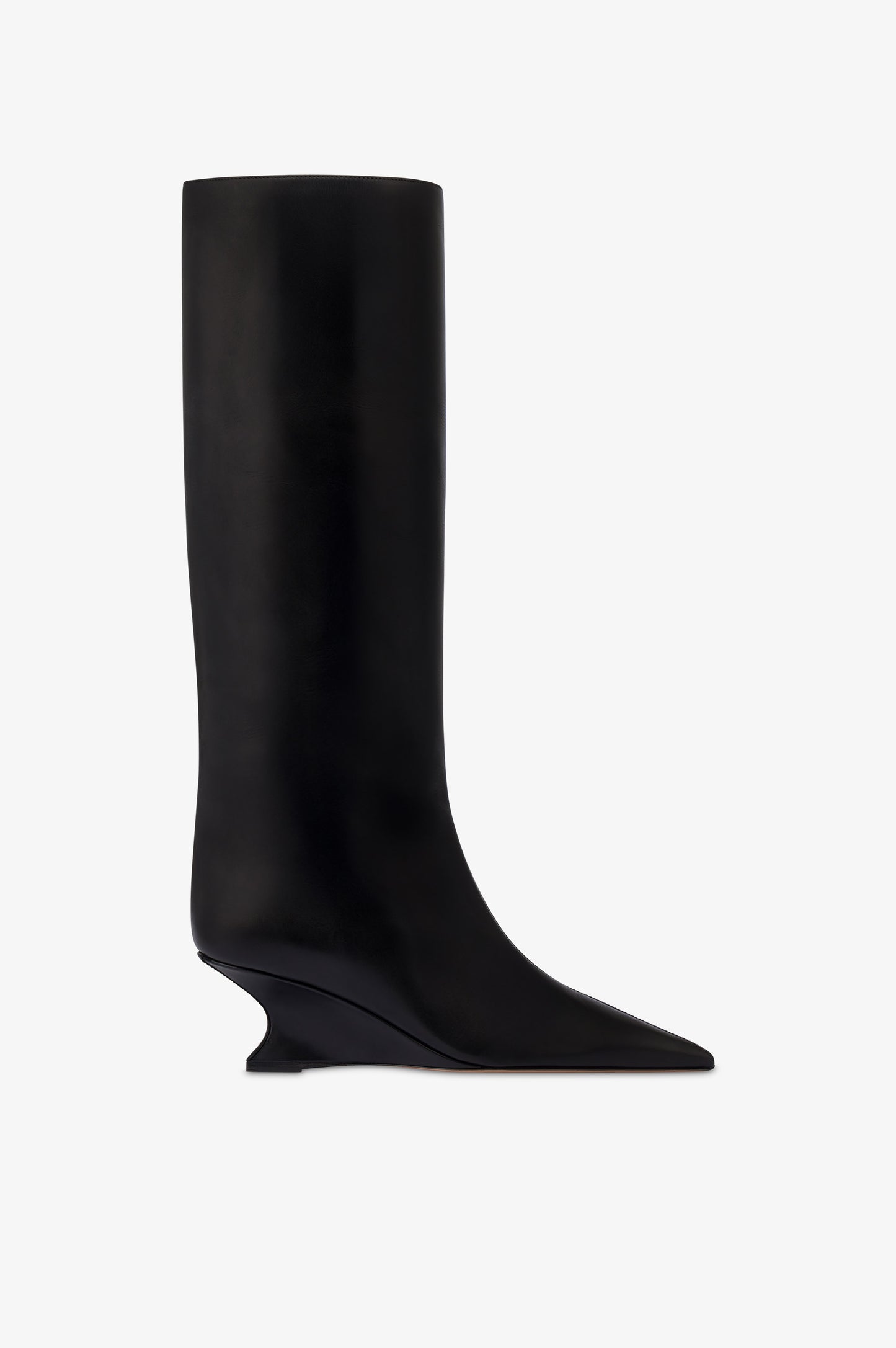 Boots in black calf leather.