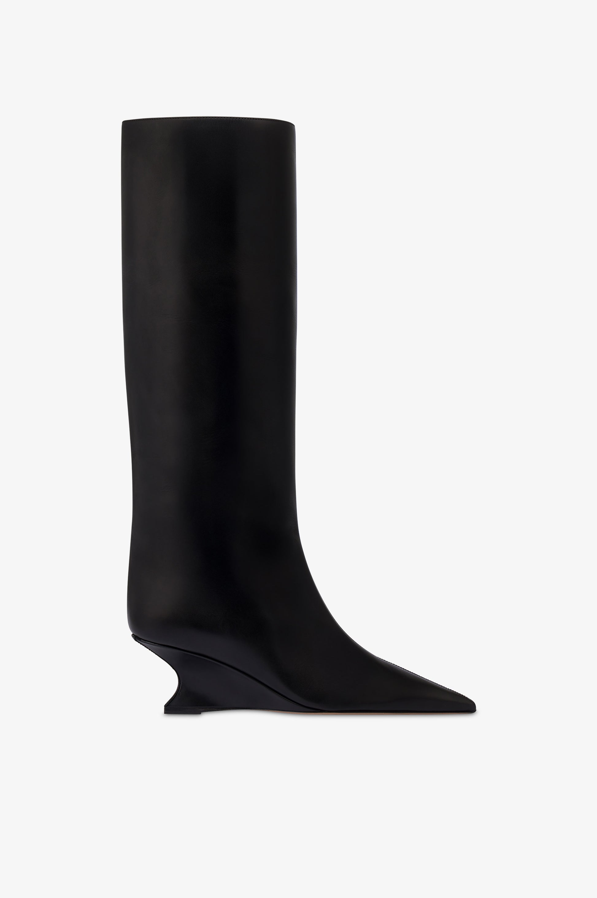 Boots in black calf leather.