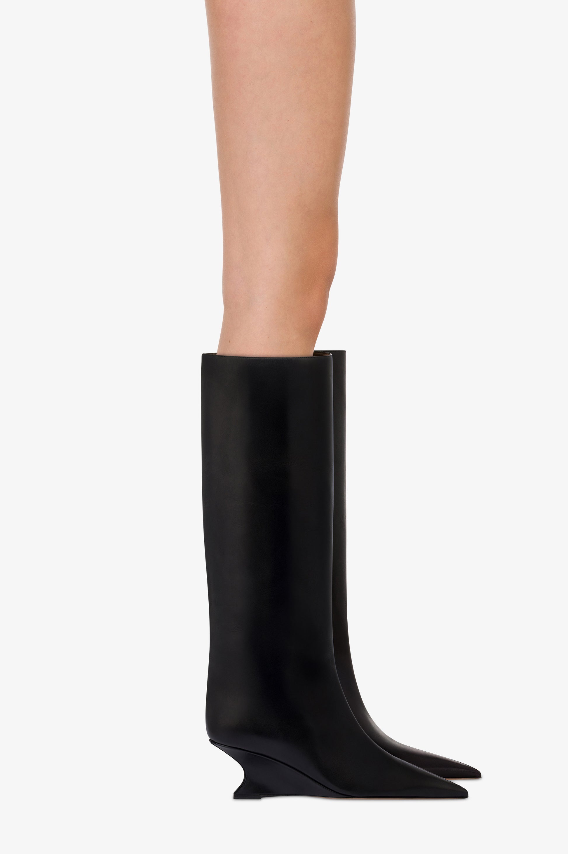 Boots in black calf leather.