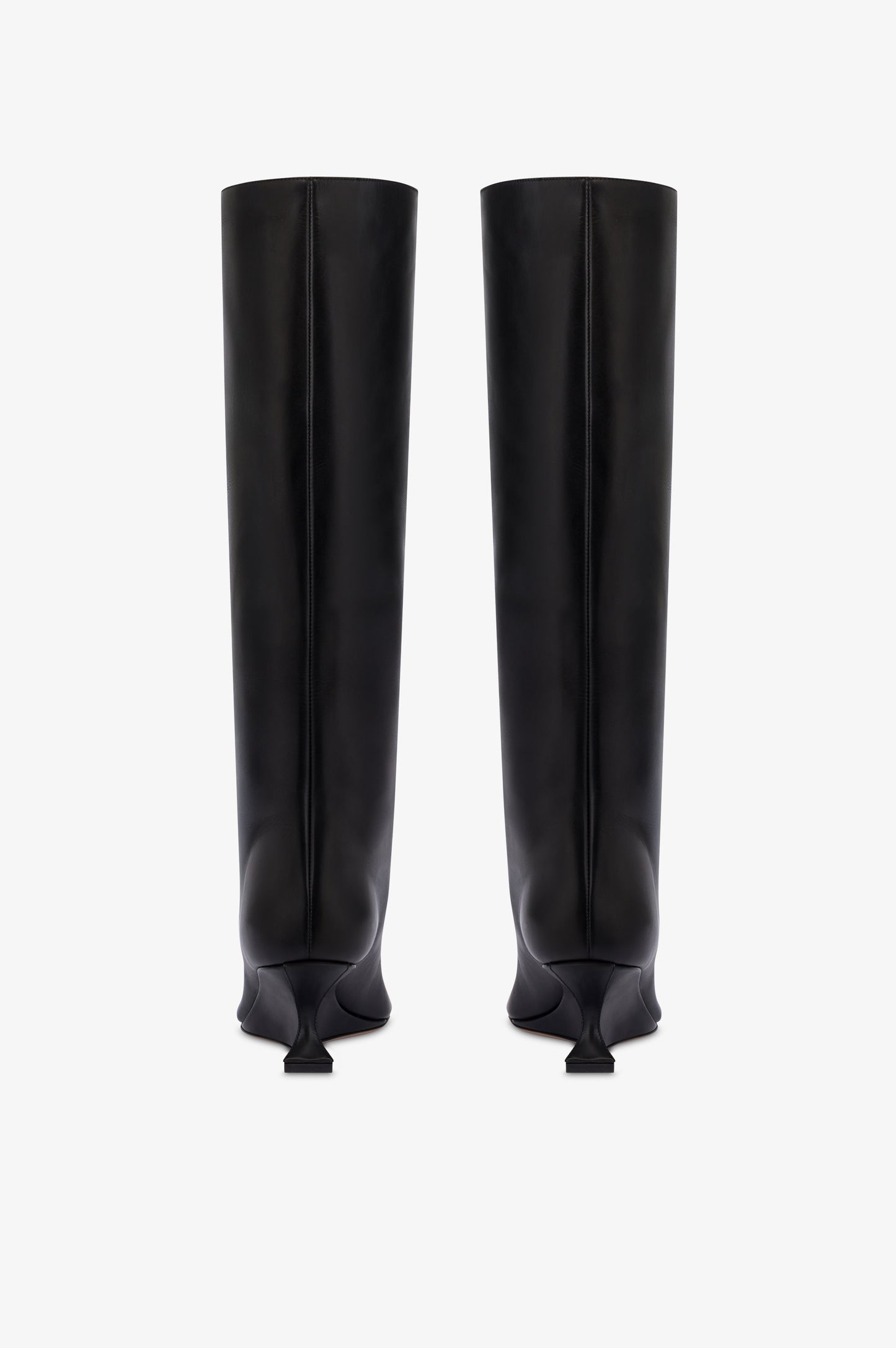 Boots in black calf leather.