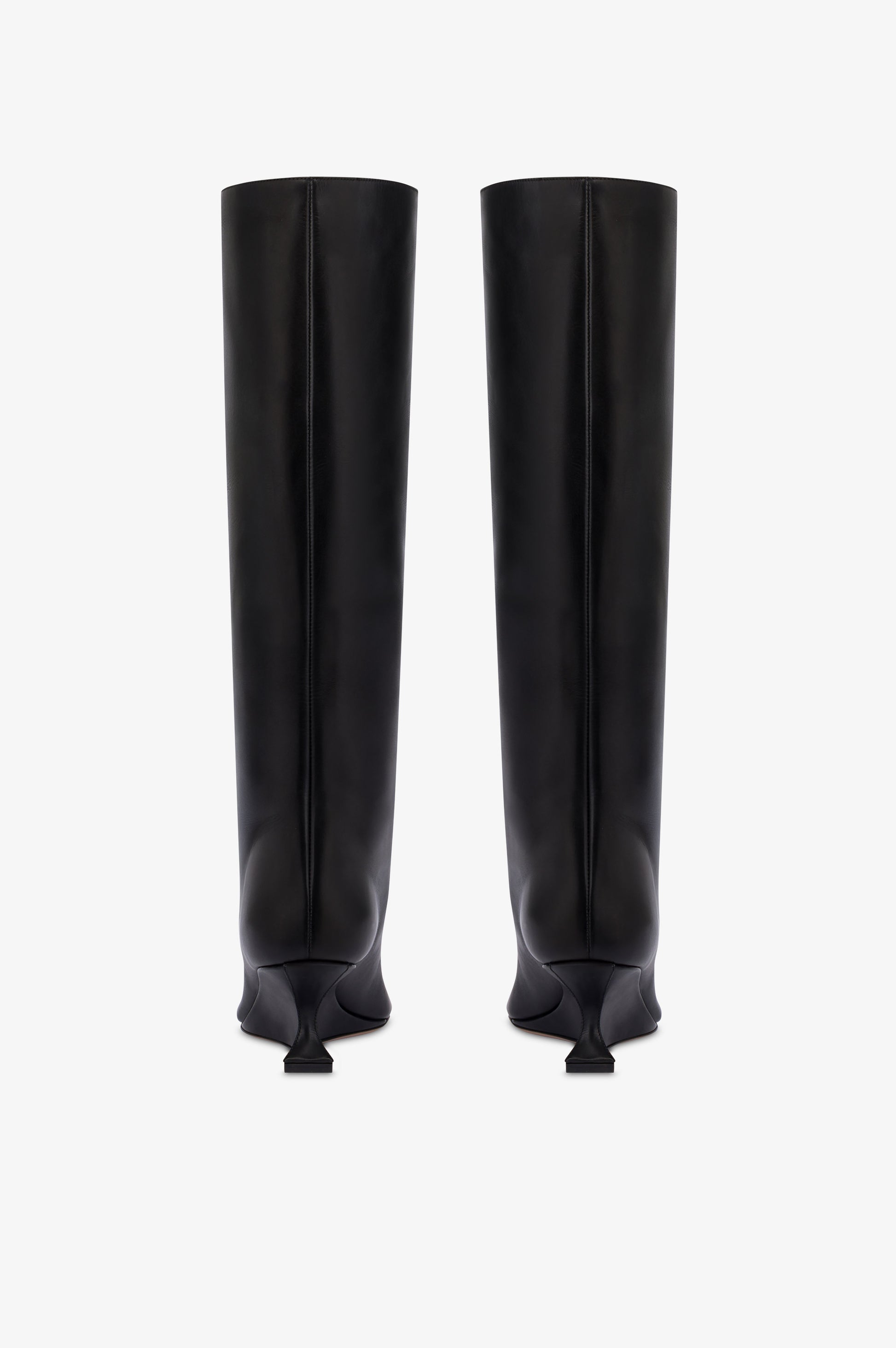 Boots in black calf leather.