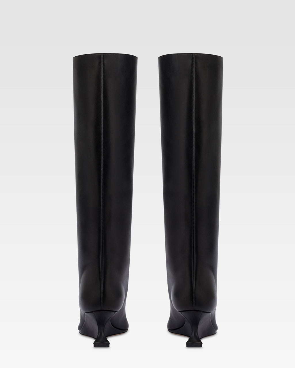 Botas de piel de becerro de color negro.