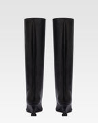 Botas de piel de becerro de color negro.