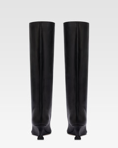 Botas de piel de becerro de color negro.